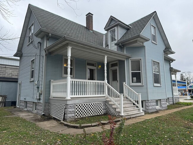 308 E Main St in Mascoutah, IL - Foto de edificio - Building Photo