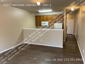 10802 Mathom Landing in Universal City, TX - Building Photo - Building Photo