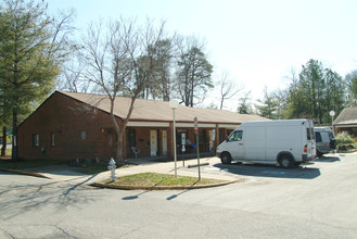 Hollybrook Apartments in Richmond, VA - Foto de edificio - Building Photo