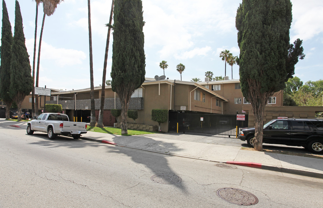 Vanowen Regal Apartments in Van Nuys, CA - Building Photo