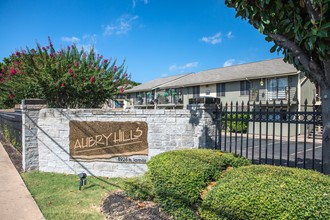 AUBRY HILLS APARTMENTS in Austin, TX - Foto de edificio - Building Photo