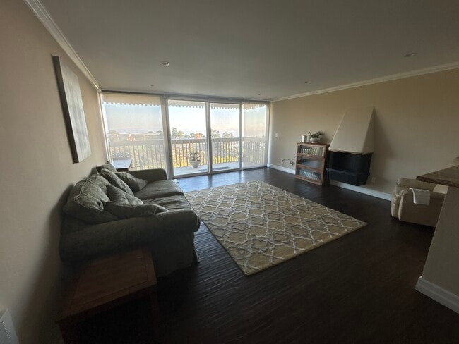 6526 Ocean Crest Dr, Unit A104 in Rancho Palos Verdes, CA - Foto de edificio - Building Photo