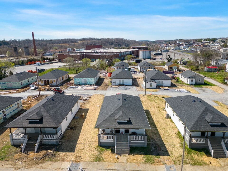 416-418 Amherst Ave in Altavista, VA - Building Photo