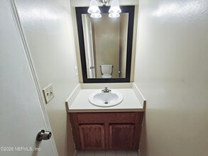 6028 Duclay Rd in Jacksonville, FL - Foto de edificio - Building Photo