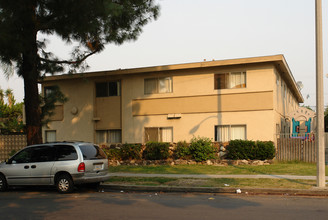 223-229 E Clifton Ave in Anaheim, CA - Foto de edificio - Building Photo