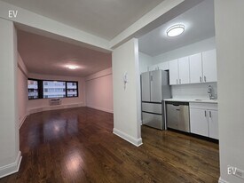 219 E 69th St in New York, NY - Building Photo
