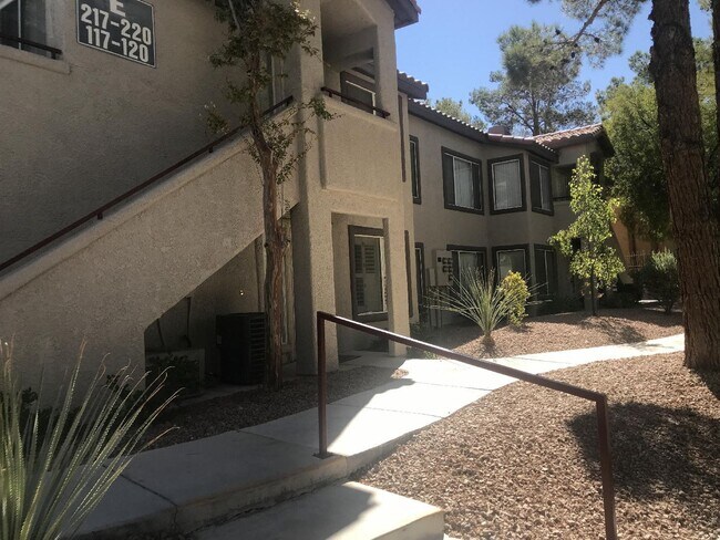 4955 S Lindell Rd in Las Vegas, NV - Foto de edificio - Building Photo