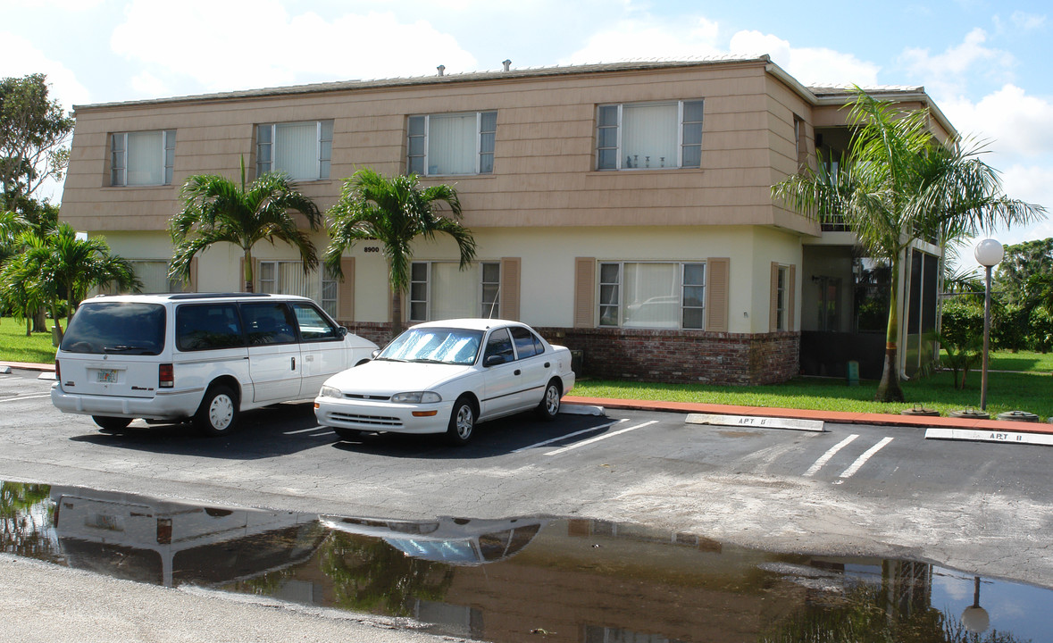 Woodland Manor in Coral Springs, FL - Foto de edificio