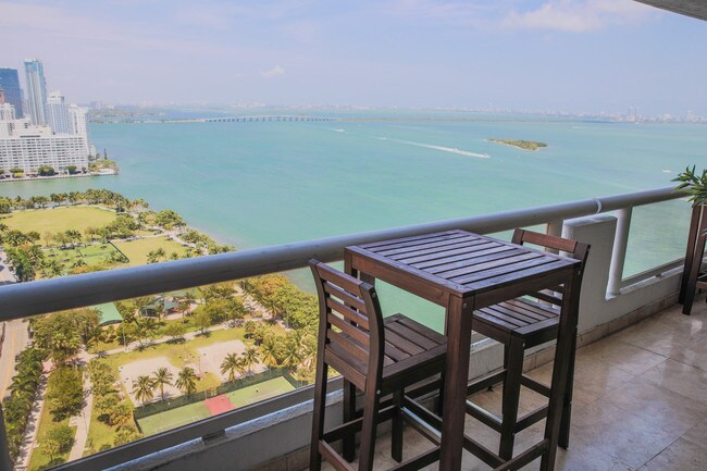 1717 N Bayshore Dr, Unit 3240 in Miami, FL - Foto de edificio - Building Photo