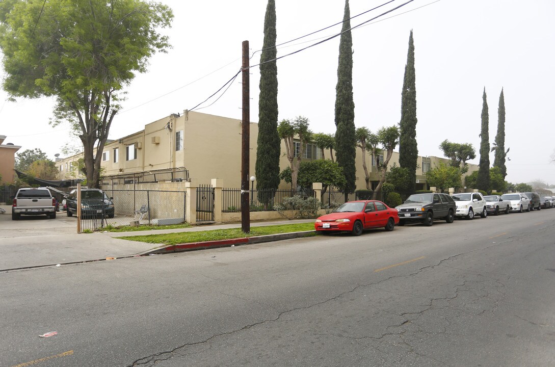 14816 Chase St in Van Nuys, CA - Building Photo
