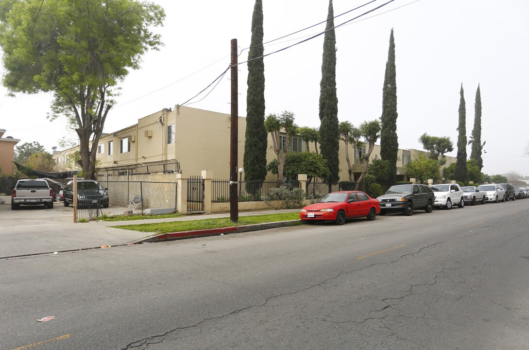 14816 Chase St in Van Nuys, CA - Foto de edificio