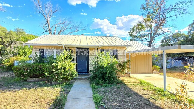 503 22nd St in Hondo, TX - Building Photo - Building Photo