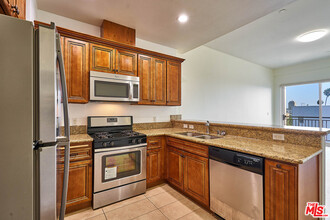 345 S Gramercy Pl in Los Angeles, CA - Foto de edificio - Building Photo