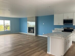 5083 Windsor Dr in San Diego, CA - Foto de edificio - Building Photo