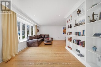 481 Anthony Dr in Oakville, ON - Building Photo - Building Photo