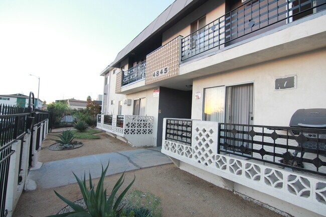 4845 Saturn Street in Los Angeles, CA - Building Photo - Building Photo