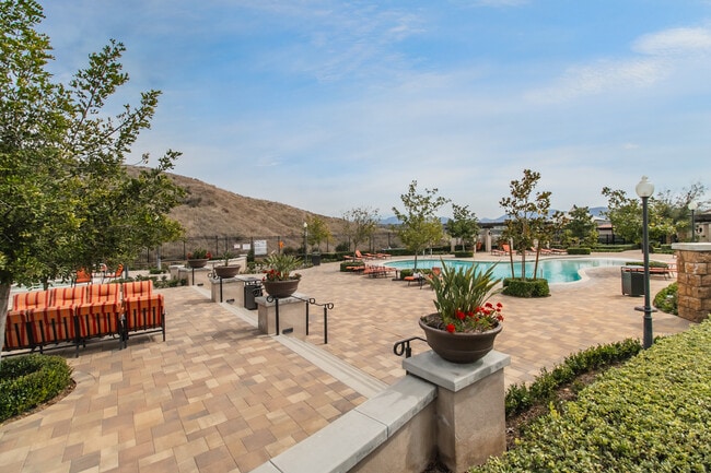 29048 W Hills Dr in Santa Clarita, CA - Building Photo - Building Photo