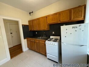 1687 Commonwealth Ave in Boston, MA - Foto de edificio - Building Photo