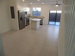 829 NE 211th St in North Miami Beach, FL - Building Photo - Building Photo