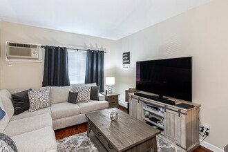 Farmington Line Apartments in New Britain, CT - Building Photo - Interior Photo