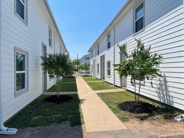 Pearl Street Townhomes in Granbury, TX - Foto de edificio