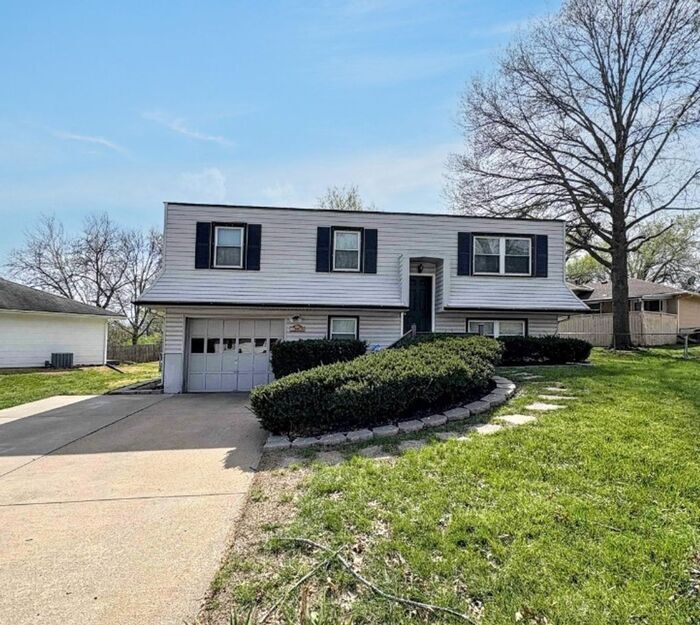 11912 Beacon Ave in Grandview, MO - Building Photo