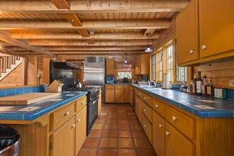 150 Oakview Hwy in East Hampton, NY - Building Photo - Building Photo