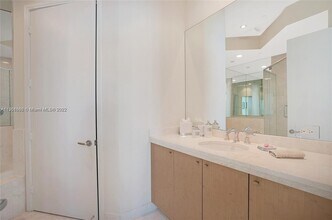 900 Brickell Key Blvd in Miami, FL - Foto de edificio - Building Photo