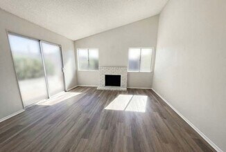 13142 E Mesa Verde Dr in Moorpark, CA - Foto de edificio - Building Photo