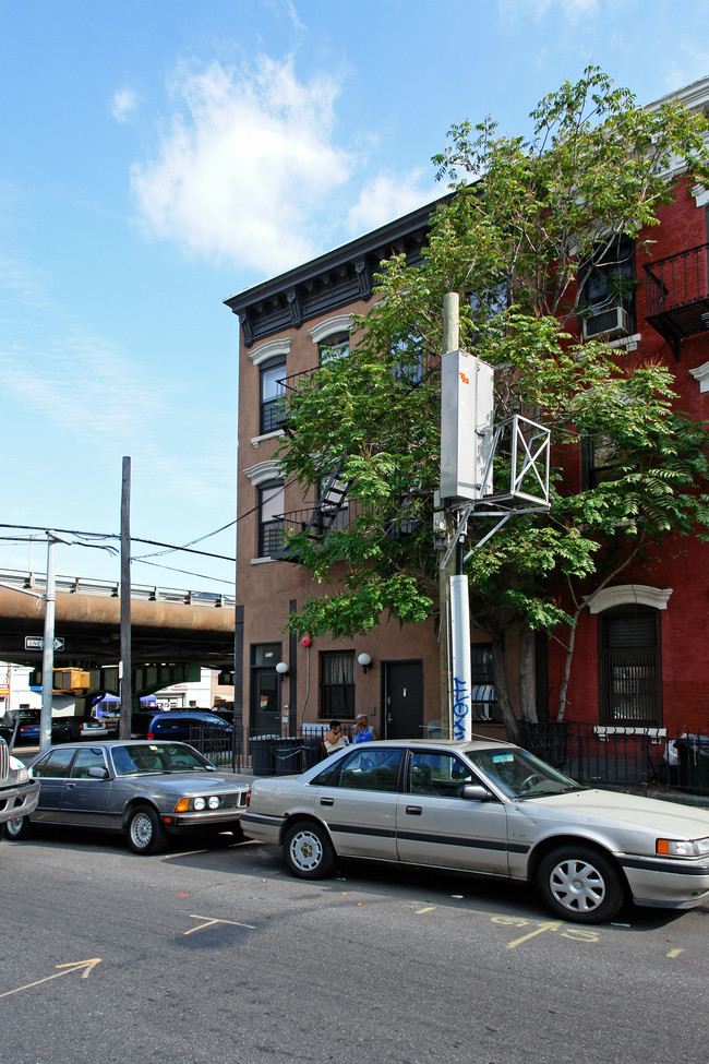 713 4th Ave in Brooklyn, NY - Foto de edificio - Building Photo