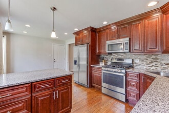 585 Woodlawn St in Hoffman Estates, IL - Building Photo - Building Photo