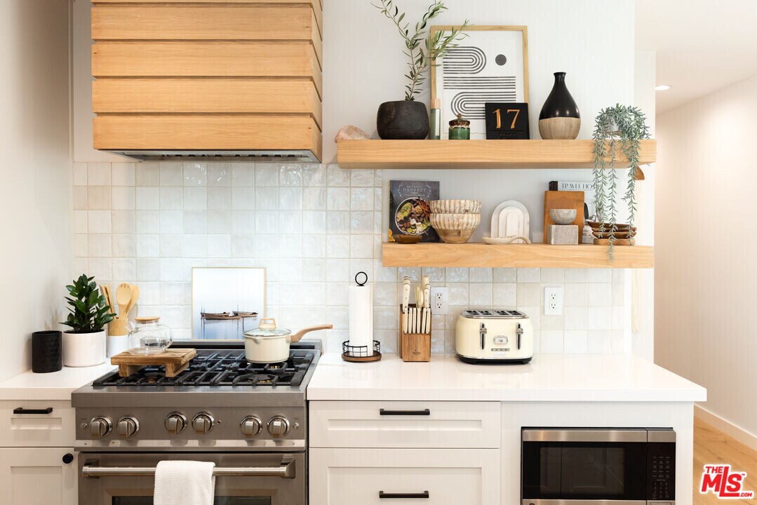 17 Sunset Ave in Los Angeles, CA - Building Photo