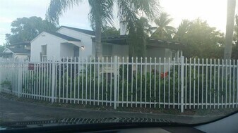 200 NE 110th St in Miami, FL - Building Photo