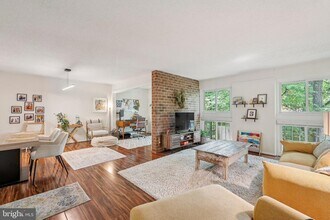 1530 Moorings Dr in Reston, VA - Foto de edificio - Building Photo