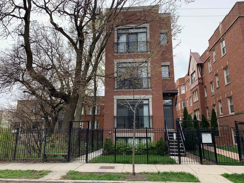 2920 N Sacramento Ave in Chicago, IL - Foto de edificio