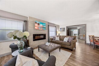 668 94th Ave N in Naples, FL - Foto de edificio - Building Photo