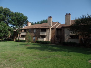 Arlington Oaks Condominiums in Arlington, TX - Building Photo - Other