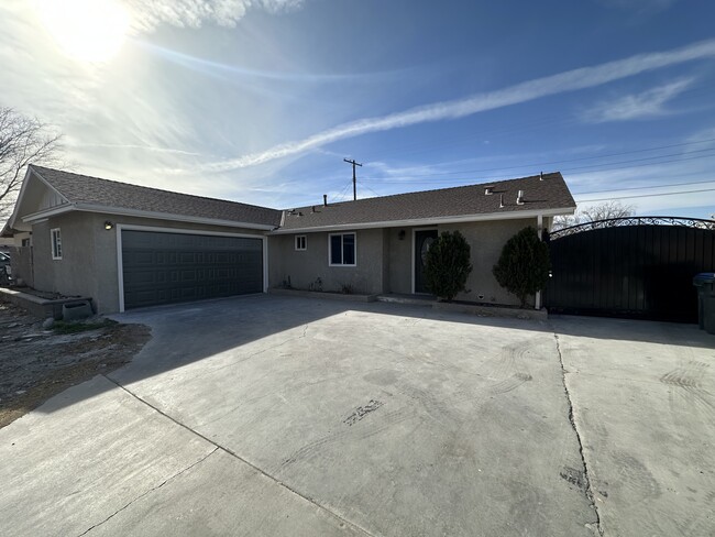 45561 Sancroft Ave in Lancaster, CA - Building Photo - Building Photo