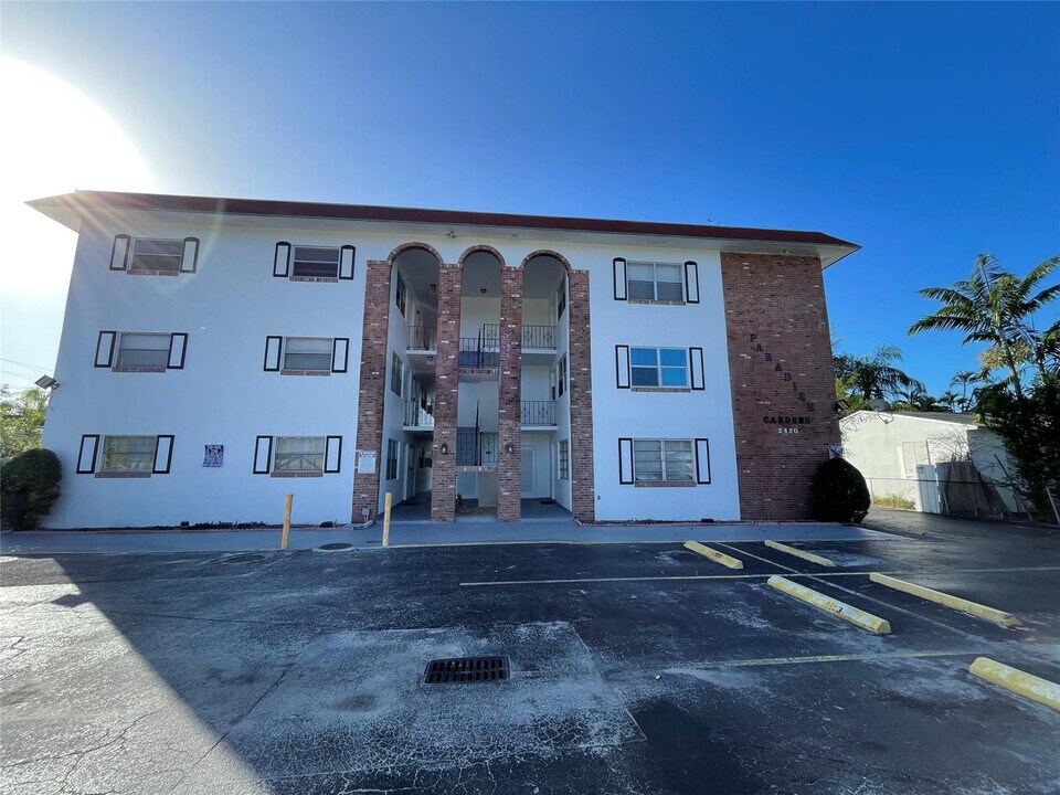 2420 Johnson St in Hollywood, FL - Building Photo
