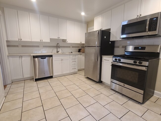 429 Newport Ave in Quincy, MA - Building Photo - Building Photo