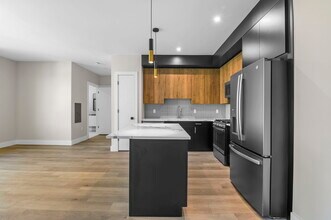 2021 Jones Rd, Unit 203 in Fort Lee, NJ - Foto de edificio - Building Photo