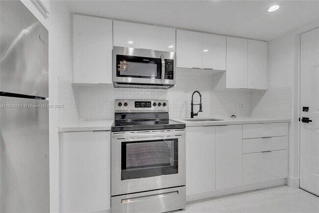 1114 Douglas Rd in Coral Gables, FL - Foto de edificio - Building Photo