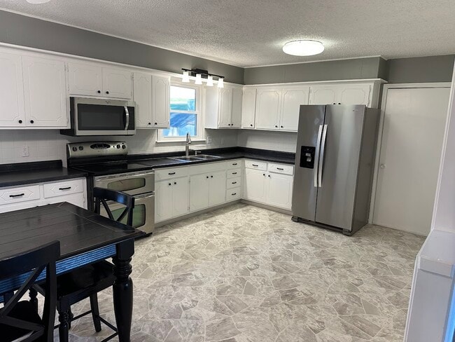 103 Spring St in Pleasant Hill, MO - Foto de edificio - Building Photo