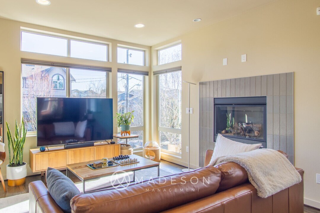 7447 4th Ave NE in Seattle, WA - Building Photo