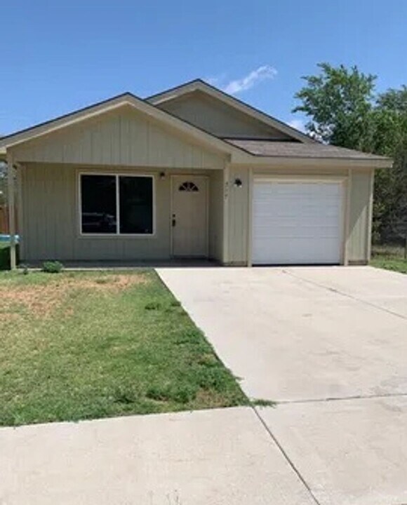 717 E Tulane St in Lubbock, TX - Building Photo