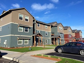 Plumtree Apartments in Albany, OR - Foto de edificio - Building Photo