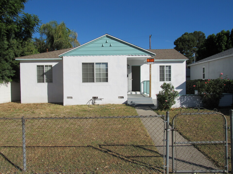 5650 Lindley Ave in Encino, CA - Foto de edificio