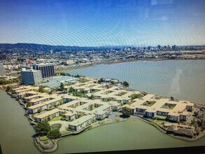 2 Anchor Dr in Emeryville, CA - Building Photo - Building Photo