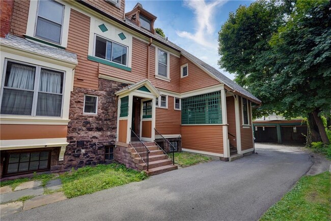 330 Oxford St in Rochester, NY - Building Photo - Building Photo