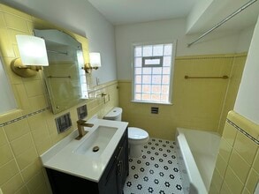 8627 W Burleigh St in Milwaukee, WI - Foto de edificio - Building Photo